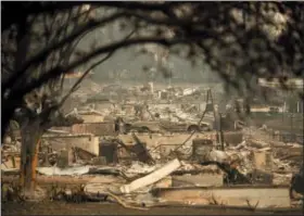  ?? NOAH BERGER—ASSOCIATED PRESS ?? Leveled residences line a block following the Camp Fire in Paradise, Calif., on Monday, Nov. 12, 2018.