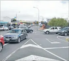  ?? Photo: SIMON MAUDE ?? Auckland Transport’s proposed changes would prevent right turns in and out of Fenwick Ave.