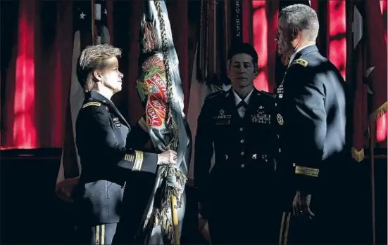  ?? MIKE SEGAR / REUTERS ?? La general de brigada Diana Holland (esquerra) rep la bandera de West Point en l’acte de la seva presa de possessió