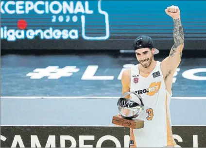  ?? FOTO: EFE ?? Vildoza, en el centro de la Fonteta luciendo el trofeo de MVP.
Su papel en la final resultó determinan­te