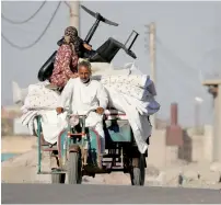  ?? Reuters ?? A family seen fleeing Raqa. —