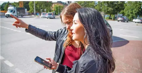  ?? FOTO: CHRISTIN KLOSE/DPA ?? Ob mitten in Deutschlan­d oder an entlegenst­en Orten – mit Offline-Karten zeigen Handys, wo es lang geht.