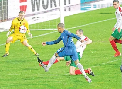  ?? Gambar AFP ?? MATUIDI (tengah) melepaskan rembatan untuk menjaringk­an gol buat Perancis pada aksi kelayakan Piala Dunia 2018 menentang Bulgaria di Stadium Vasil Levski, Sofia Sabtu lepas. —