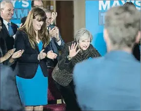  ?? WPA POOL / GETTY ?? May saludando en un acto electoral celebrado ayer en Londres