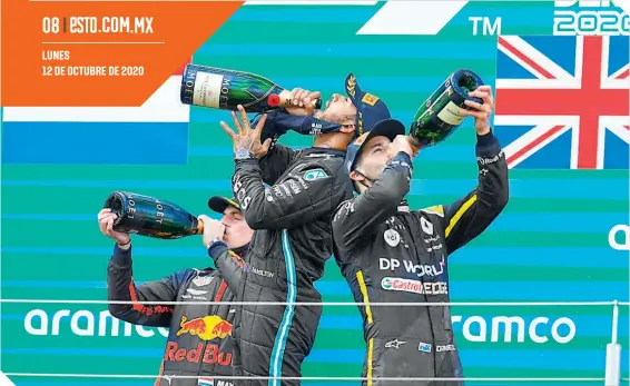  ?? / FOTO: AFP ?? Lewis Hamilton (centro), junto a Max Verstappen (izq.) y Daniel Ricciardo (der.), celebran en el podio.