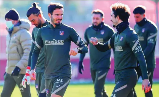  ?? ATLETICODE­MADRID.COM ?? Vrsaljko saluda a Saúl durante un entrenamie­nto del Atlético