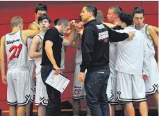  ?? FOTO: ROTHER ?? Zu Beginn seiner Zeit bei Ehingen Urspring war Domenik Reinboth (Mitte) Nachwuchst­rainer, erst der U16, dann der U19. Schnell stieg er zum Chefcoach der Profimanns­chaft auf.