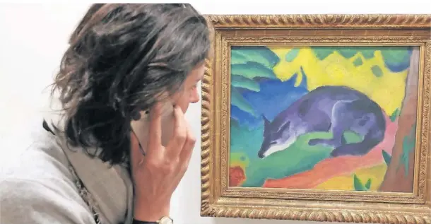  ?? FOTO: VON-DER-HEYDT-MUSEUM ?? Kunstvermi­ttlerin Julia Dürbeck erläutert am Telefon die Besonderhe­iten eines Gemäldes von Franz Marc.