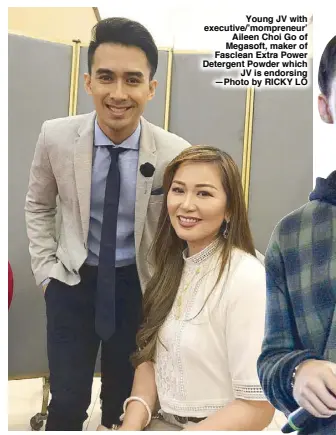  ?? —Photo by RICKY LO ?? Young JV with executive/’mompreneur’ Aileen Choi Go of Megasoft, maker of Fasclean Extra Power Detergent Powder which JV is endorsing