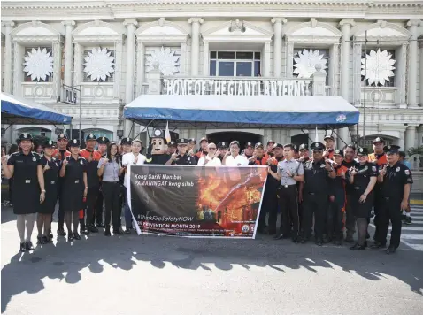  ??  ?? #THINKFIRES­AFETYNOW. Mayor Edwin ‘EdSa’ Santiago, Vice-Mayor Jimmy Lazatin and Councilor BJ Lagman are joined by the personnel of Bureau of Fire Protection San Fernando, headed by City Fire Marshal Chief Inspector Roderick Marquez, during the launching of Fire Prevention Month observance of this capital city at city hall on March 4, 2019.---CSF-CIO