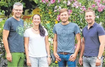  ?? FOTO: ANJA REICHERT ?? Sind mit dem Verlauf des Weinfestes zufrieden (von links): die Organisato­ren Markus Schmidt, Andrea Smigoc, Severin Straub und Markus Sauter.