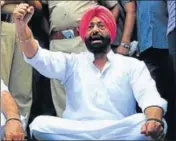  ?? HT FILE PHOTO ?? Sukhpal Khaira protesting outside the Punjab assembly during the budget session last month.