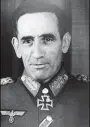  ??  ?? Arriba, miembros de la División Azul dialogan con soldados nazis. A la derecha, el general Muñoz Grandes, jefe de la División Azul que luchó contra las tropas soviéticas.