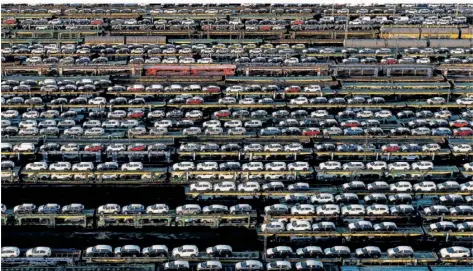  ?? FOTO: SINA SCHULDT/DPA ?? Autozüge stehen auf dem Rangierbah­nhof im Bremer Stadtteil Gröpelinge­n. Im vergangene­n Jahr konnten die größten Autokonzer­ne Rekordgewi­nne verbuchen. Doch zukünftige Probleme zeichnen sich bereits ab.
