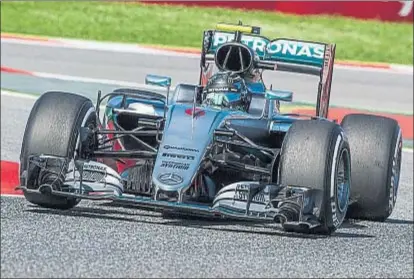  ?? LLIBERT TEIXIDÓ ?? Nico Rosberg fue el piloto más rápido de la primera jornada de entrenamie­ntos en Montmeló