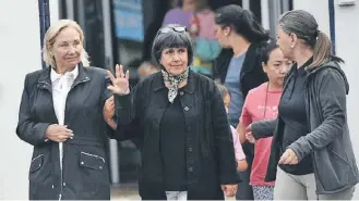  ?? / AGENCIAUNO ?? Magdalena Piñera, al centro, deja el SML de Valdivia junto a Cecilia Morel.