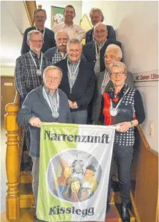  ?? FOTO: MARTIN ?? Zunftmeist­er Hajö Schuwerk (vierte Reihe, Mitte) mit den Trägern des Fridolinso­rdens: Ottmar Müller, Walter Rogg (vierte Reihe); Jürgen Hohl, Franz Martin (dritte Reihe); Kurt Müller, Roland Gebhard, Heinz Linder (zweite Reihe); Hermann Eisele und Rita...