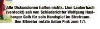  ??  ?? Alle Diskussion­en halfen nichts. Lion Lauberbach (verdeckt) sah von Schiedsric­hter Wolfgang Haslberger Gelb für sein Handspiel im Strafraum.Den Elfmeter nutzte Anton Fink zum 1:1.