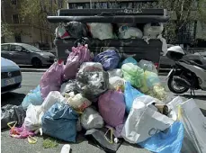  ?? (foto La Presse) ?? Invasione
Ecco in che condizioni erano ieri i cassonetti in via Tiburtina (da sinistra), Via Campania (dietro piazza Fiume), Via Zenodossio e via Casilina Vecchia