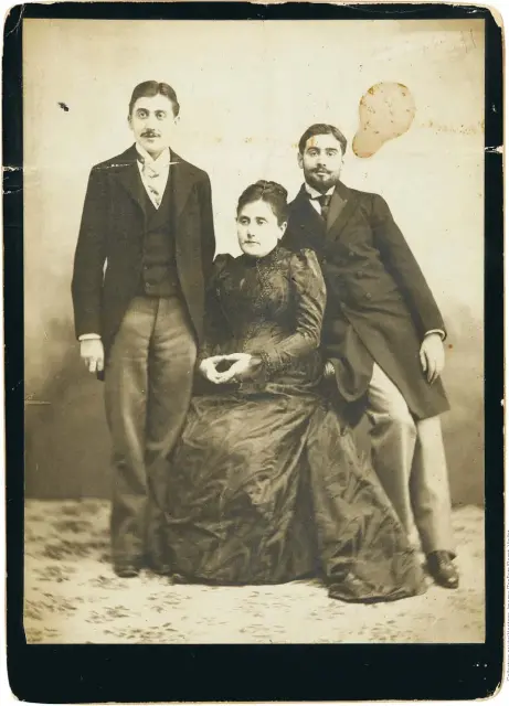  ??  ?? Jeanne Weil Proust avec ses fils, Marcel Proust, à gauche, et son frère chirurgien Robert Proust, en 1891