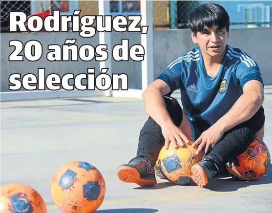  ?? (JOSÉ HERNÁNDEZ) ?? Un apasionado de la pelota. Lucas se entrena en el club Municipali­dad, donde también les enseña a los niños ciegos a jugar al fútbol.