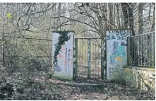  ?? FOTO: PFARR ?? Die Niederrhei­nKaserne, hier der Eingang im Bereich Kaldenkirc­hener Straße, ist seit Jahren verlassen. Im angrenzend­en Wald soll die Familie mit drei Kindern in einem Zelt gelebt haben.