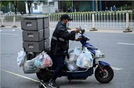  ?? AFP/VNA Photo ?? The damage from Beijing's ZERO-COVID strategy is reflected in economic data, as lockdowns snarled supply chains and pushed up consumer inflation in April.