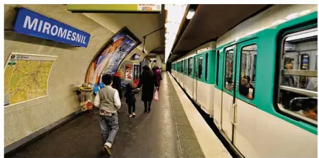  ??  ?? Sensorys s’implante dans les lieux du quotidien : gares, bus mais aussi dans les métros.