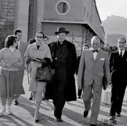  ??  ?? Archivio Carbone Pubblichia­mo per gentile concession­e del meritorio archivio napoletano una rara foto di Orson Welles con la moglie, al loro sbarco a NapoliÈ il 1955 e la coppia viene accolta alla Stazione Marittima