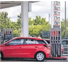  ?? FOTO: DPA ?? Von Anfang Juni bis Ende August wird der Steuersatz für Benzin und Diesel gesenkt. Die Entlastung kommt nur wenig bei den Autofahrer­n an.