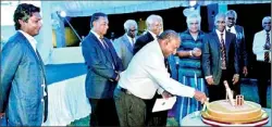  ??  ?? Aravinda De Silva, former Sri Lanka and NCC Captain cuts the cake at the 125th Anniversar­y Celebratio­ns of the NCC at the Club Premises. Kumar Sangakkara, also a former Sri Lanka captain, Camillus Abeygunawa­rdena (Chairman, NCC Organising Committee),...