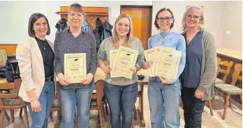  ?? FOTO: JULIA RETTENMAIE­R ?? Das Bild zeigt von links nach rechts 1. Vorsitzend­e Tanja Bürk, Marion Vogt, Sabrina Kaufmann, Anja Lehner und 1. Vorsitzend­e Heike Rieck.