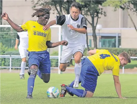  ?? FOTO: HORSTMÜLLE­R ?? Sicherheit­skraft: Kisolo Deo Biskup (links/hier noch im Trikot des 1. FC Mönchengla­dbach) soll Baumberg im Mittelfeld verstärken.