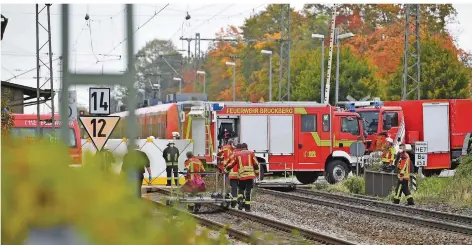  ?? FOTO: MATTHIAS BALK/DPA ?? Rettungskr­äfte sind im Einsatz, nachdem zwei Jugendlich­e in Niederbaye­rn von einem durchfahre­nden Regionalzu­g erfasst wurden.