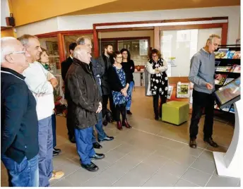  ??  ?? Gilbert Dargès, formateur bénévole auprès du Centre social et du pôle Séniors en a effectué la présentati­on.