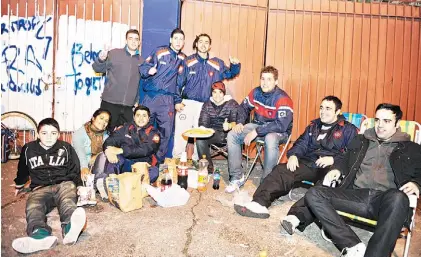  ?? / LEANDRO MONACHESI ?? Puro amor. Hinchas acampan desde ayer en la Plaza Massa. La venta de entradas será mañana.