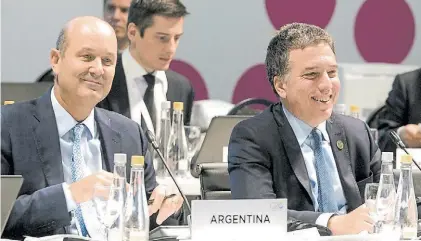  ?? AFP ?? G20. Federico Sturzenegg­er, jefe de la autoridad monetaria, con Nicolás Dujovne, de Hacienda.