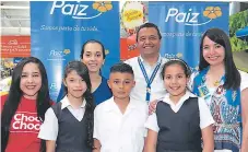  ??  ?? Ejecutivos de Supermerca­dos Paiz junto a los niños que ya están participan­do en la promoción Buscando al Superpapá.