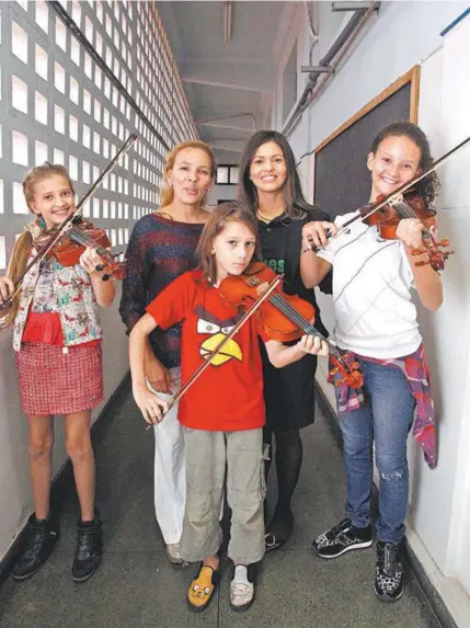  ?? LUIZ ACKERMANN ?? Ana Carla Freitas é só orgulho: ela tem três, de seus quatro filhos, inscritos na Orquestra nas Escolas. “A música sensibiliz­a meus filhos”