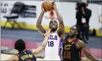  ?? RON SCHWANE — THE ASSOCIATED PRESS ?? Shake Milton (18) goes up for a shot between Cleveland’s Taurean Prince, right, and Haverford School All-Delco Lamar Stevens, left, on Thursday in Cleveland.