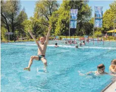  ?? FOTO: CHRISTIAN FLEMMING ?? Der Badespaß im Wasserburg­er Freibad Aquamarin wird künftig teurer - vor allem für Erwachsene.