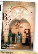  ??  ?? Les Parisienne­s’s chic boudoir.