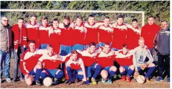  ??  ?? Mickaël Aubin, à gauche, avec les U13 et U15 avant le match contre Saint Pierre des Nids et les bénévoles.