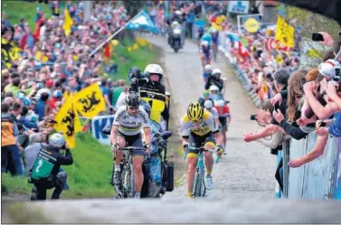  ??  ?? MUCHA AFICIÓN. Peter Sagan y Sep Vanmarcke, durante la pasada edición del Tour de Flandes.