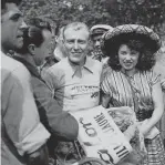  ??  ?? À Pau en 1956, en jaune au côté d’Yvette Horner, maillot qu’il perdra le lendemain.
