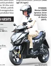  ?? FOTO: RAKA DENNYGRAFI­S: ERIE DINI/JAWA POS ?? NYAMAN: Menteri ESDM Ignasius Jonan menjajal Gesits di Jakarta (2017).