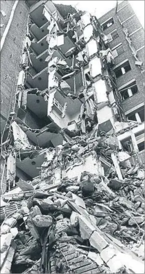  ?? CARLOS PÉREZ DE ROZAS/ARCHIVO ?? Así quedó el edificio de Capitán Arenas tras la explosión de 1972