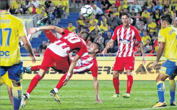  ??  ?? SU PRIMER DOBLETE. Con este acrobático remate, Koke logró el 1-4 ante Las Palmas, sentenció el triunfo y marcó por primera vez como profesiona­l dos tantos en un partido.