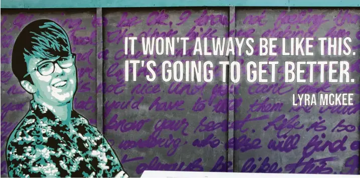  ??  ?? Graffiti sind in Derry an vielen Mauern zu sehen. Dieses ist eine Erinnerung an die getötete Lyra McKee und ihren berühmtest­en Satz: „Es wird nicht immer so sein wie jetzt. Es wird besser.“
Fotos: Paul Faith/afp via Getty Images, Cedric Rehman