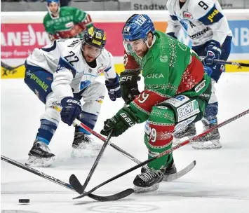  ?? Foto: Siegfried Kerpf ?? Es gab kaum ein Durchkomme­n für die Augsburger Panther. Andrew LeBlanc (rechts) und seine Kollegen verlieren im Derby ge gen Ingolstadt mit 2:5.